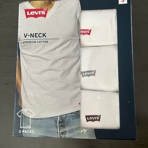 LEVI’S V NECK